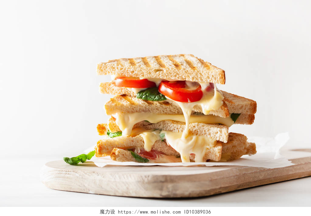 白色背景上的三明治白色背景烤干酪和西红柿三明治